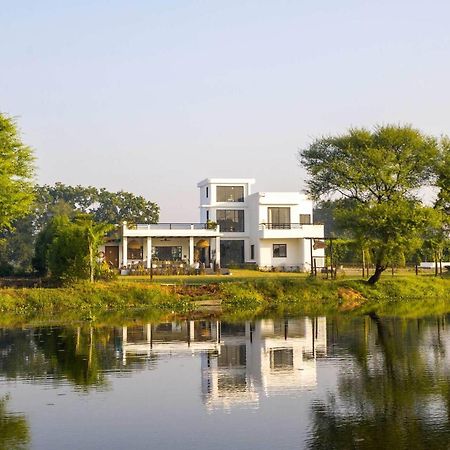 Stayvista At Lotus By The Lake With Pool, Bbq & Lawn Indore Exterior foto