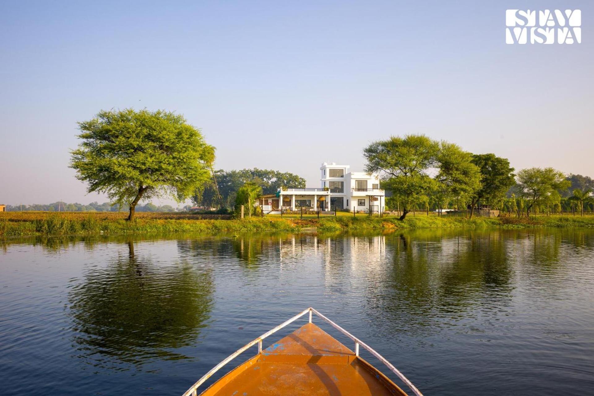 Stayvista At Lotus By The Lake With Pool, Bbq & Lawn Indore Exterior foto